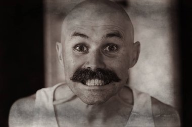 Kel bıyıklı genç bir beyefendinin alışılmadık portresi, tuhaf bir beyefendi, psikoloji konsepti.