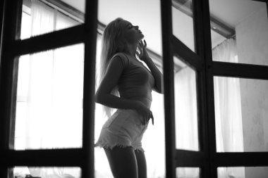 Çatı katının içinde seksi bir model. Güneşin arka aydınlatma ışınları.