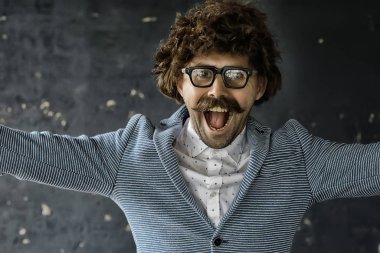 Bıyıklı seksi maço, ucube, hippi portresi.