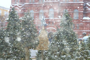 Moskova 'da Noel süsü, sokaklarda Noel ağaçları, karlı Aralık, yeni yıl