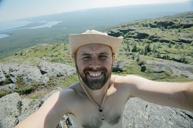 İnsanlar tatil dağlarında gezer yaz yürüyüşü yapar, dinlenir.