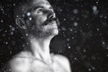 Klasik tarz, büyük bıyıklı bir adamın portresi, sıra dışı bir beyefendi.