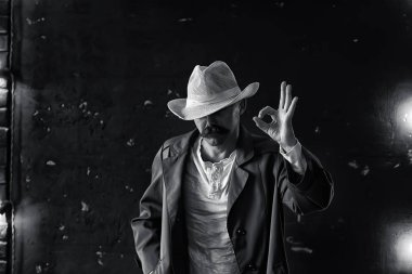 Vahşi Batı 'nın stilize edilmiş klasik portresi, bıyıklı tehlikeli suçlu, yüzünde bıyıklı.