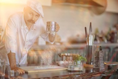 Fransız aşçı mutfakta yemek, yemek, aşçılık, bıyıklı adam.