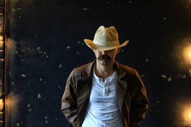 Vahşi Batı 'nın stilize edilmiş klasik portresi, bıyıklı tehlikeli suçlu, yüzünde bıyıklı.