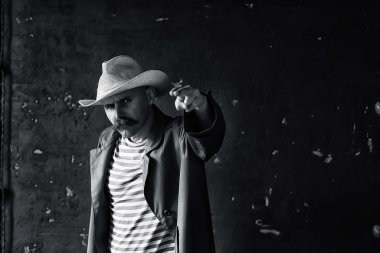 Vahşi Batı 'nın stilize edilmiş klasik portresi, bıyıklı tehlikeli suçlu, yüzünde bıyıklı.