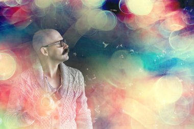 Klasik analog kameralı bir fotoğrafçı, bıyıklı bir adam, komik resim öğrenen bir fotoğrafçı.