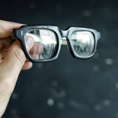 Gözlük görme konsepti, elinde bardak tutan bir adam..