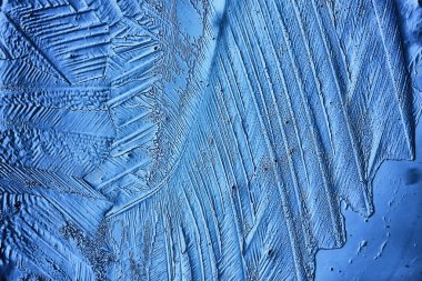 Mavi buzlu cam arka plan, buzun yüzeyinin soyut dokusu, donmuş mevsimlik su.