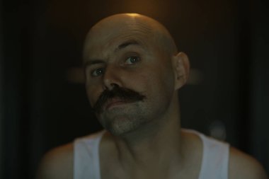 Bıyıklı seksi maço, ucube, hippi portresi.