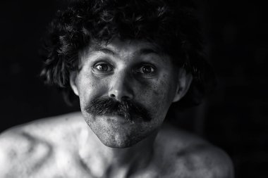 Bıyıklı seksi maço, ucube, hippi portresi.