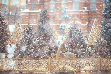 Bulanık arkaplan, dışarıda xmas ağacı, dekore edilmiş kar arkaplanı, yeni yıl
