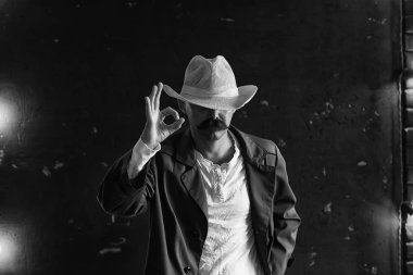 Klasik tarz, büyük bıyıklı bir adamın portresi, sıra dışı bir beyefendi.