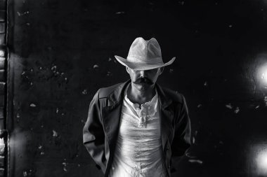 Vahşi Batı 'nın stilize edilmiş klasik portresi, bıyıklı tehlikeli suçlu, yüzünde bıyıklı.