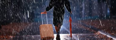 Ekim ayında yağmurda yürürken, sonbahar parkında kırmızı şemsiyeli genç bir kadın, sonbahar görünüşü