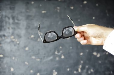 Gözlük görme konsepti, elinde bardak tutan bir adam..