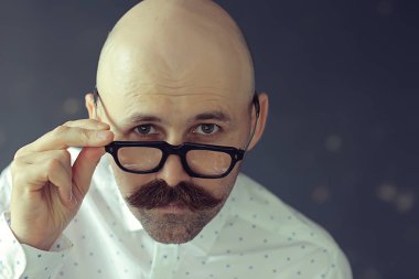 Klasik tarz, büyük bıyıklı bir adamın portresi, sıra dışı bir beyefendi.