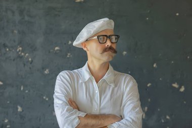 Klasik tarz, büyük bıyıklı bir adamın portresi, sıra dışı bir beyefendi.