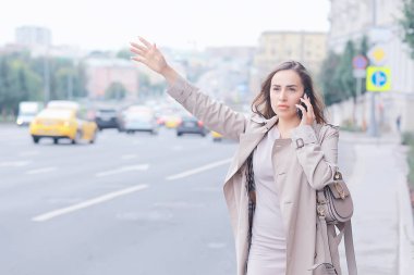 İş kadını yol, araba, trafik, şehir tarzı, şehirde seyahat, kadın ve araba