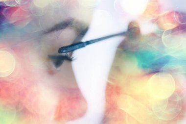 Kirpikli kız, genç güzel sarışın kirpikleri boyuyor, sabahları evde maskara sürüyor.