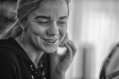 Güzel bir kızın makyajı, elinde bir sünger, sabahları makyaj yapıyor.