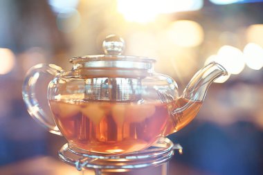 Bardak şeffaf çaydanlık çayı, kafe çay töreni, siyah çay masası.