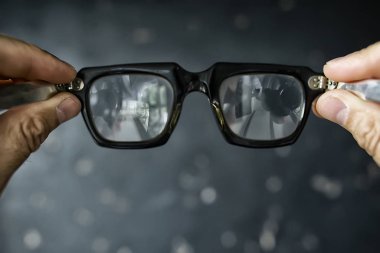 Gözlük görme konsepti, elinde bardak tutan bir adam..