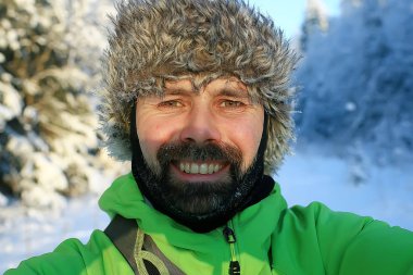 Kış gezgini aktivitesi, kulaklıklı kürk şapkalı bir adam, kışın takip.