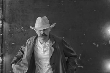 Vahşi Batı 'nın stilize edilmiş klasik portresi, bıyıklı tehlikeli suçlu, yüzünde bıyıklı.