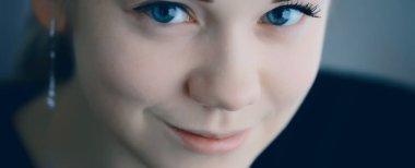 Kirpikli kız, genç güzel sarışın kirpikleri boyuyor, sabahları evde maskara sürüyor.