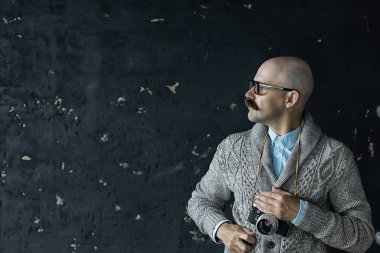 Klasik analog kameralı bir fotoğrafçı, bıyıklı bir adam, komik resim öğrenen bir fotoğrafçı.