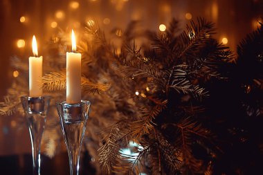 Noel mumları dekorasyon kartı, yeni yıl, masa dekorasyonu, yanan mumlar ve Noel ağacı dalları.