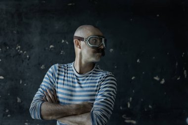 Buharlı punk hipster portresi, bıyıklı adam poz veriyor, yüz, bıyık