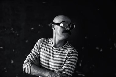 Buharlı punk hipster portresi, bıyıklı adam poz veriyor, yüz, bıyık