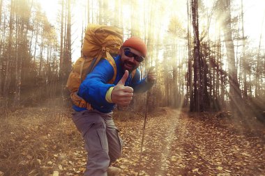 Sırt çantasıyla sonbahar yürüyüşü, güneş ışınları, sonbahar manzarası, gün batımının ışıltısı...