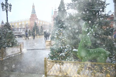 Bulanık arkaplan, dışarıda xmas ağacı, dekore edilmiş kar arkaplanı, yeni yıl