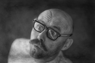 Klasik tarz, büyük bıyıklı bir adamın portresi, sıra dışı bir beyefendi.