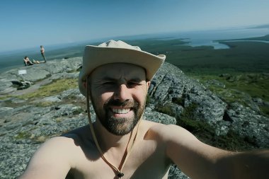 İnsanlar tatil dağlarında gezer yaz yürüyüşü yapar, dinlenir.