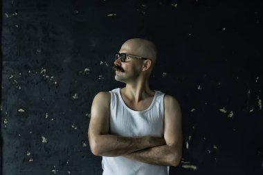 Bıyıklı seksi maço, ucube, hippi portresi.