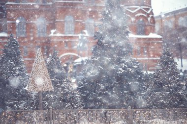 Bulanık arkaplan, dışarıda xmas ağacı, dekore edilmiş kar arkaplanı, yeni yıl