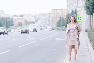 İş kadını yol, araba, trafik, şehir tarzı, şehirde seyahat, kadın ve araba