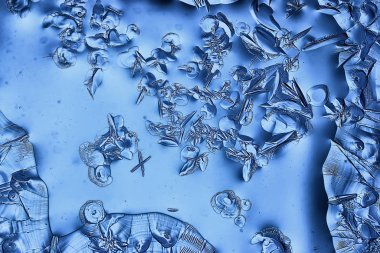 Mavi buzlu cam arka plan, buzun yüzeyinin soyut dokusu, donmuş mevsimlik su.