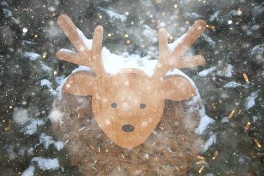 Bulanık arkaplan, dışarıda xmas ağacı, dekore edilmiş kar arkaplanı, yeni yıl