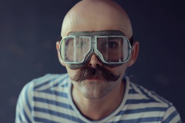 Klasik tarz, büyük bıyıklı bir adamın portresi, sıra dışı bir beyefendi.