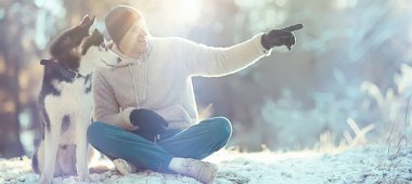 Köpekli bir adam kış ormanlarında yürüyüşe çıkıyor, güneşli bir Noel manzarası, parkta yaşayan insanlar ve köpekler.