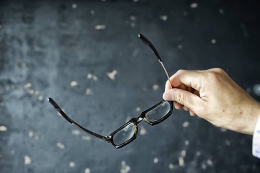 Gözlük görme konsepti, elinde bardak tutan bir adam..