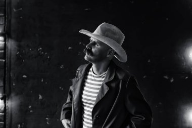 Vahşi Batı 'nın stilize edilmiş klasik portresi, bıyıklı tehlikeli suçlu, yüzünde bıyıklı.