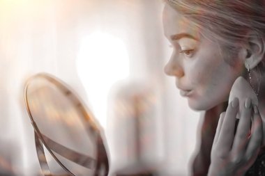 Makyajcı kız aynanın karşısında, genç sarışın yetişkin model, yüz estetiği konsepti.