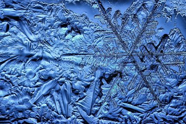 Mavi buzlu cam arka plan, buzun yüzeyinin soyut dokusu, donmuş mevsimlik su.