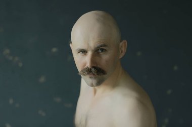 Bıyıklı seksi maço, ucube, hippi portresi.